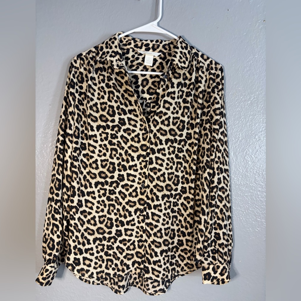H&M Women’s Animal Print Shirt Size  SM Spotted Cheetah‎ Button Up